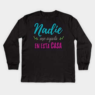 Nadie me ayuda en esta casa Kids Long Sleeve T-Shirt